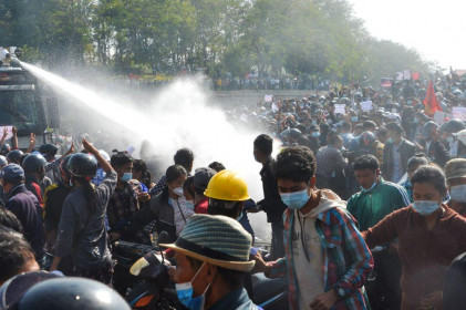 Cảnh sát dùng vòi rồng giải tán biểu tình ở Myanmar