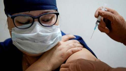 Tổng thống Maduro nói vắc xin Covid-19 của Nga ‘an toàn nhất thế giới’