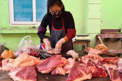 Thịt lợn ế ẩm, nhiều tiểu thương giảm giá “thủng đáy” vớt vát tiền vốn