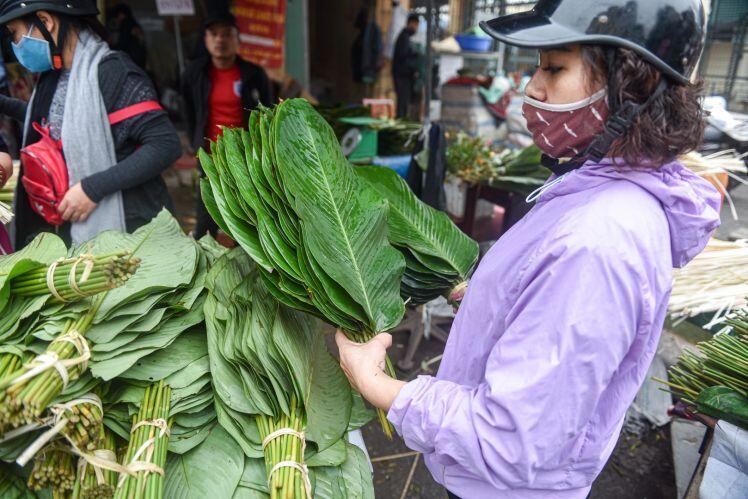 Phiên chợ họp ngày cuối năm, chỉ bán lá dong rừng, lạt tre ở Hà Nội