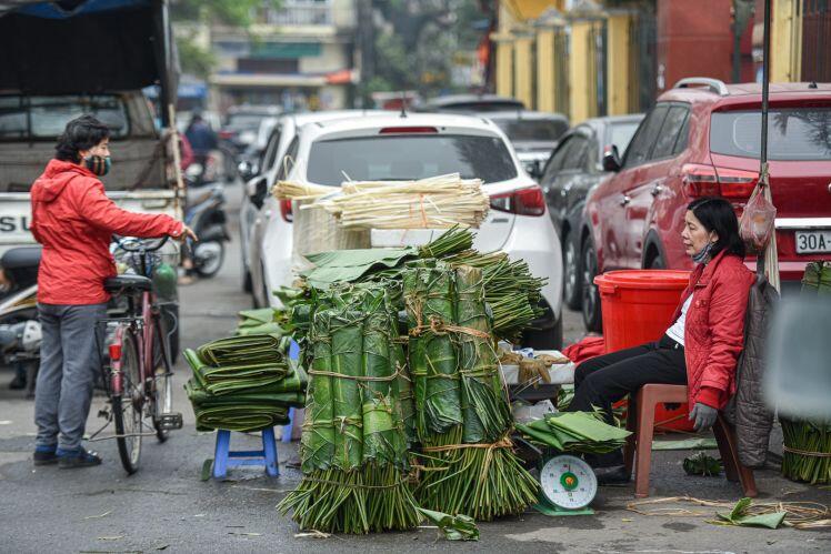 Phiên chợ họp ngày cuối năm, chỉ bán lá dong rừng, lạt tre ở Hà Nội