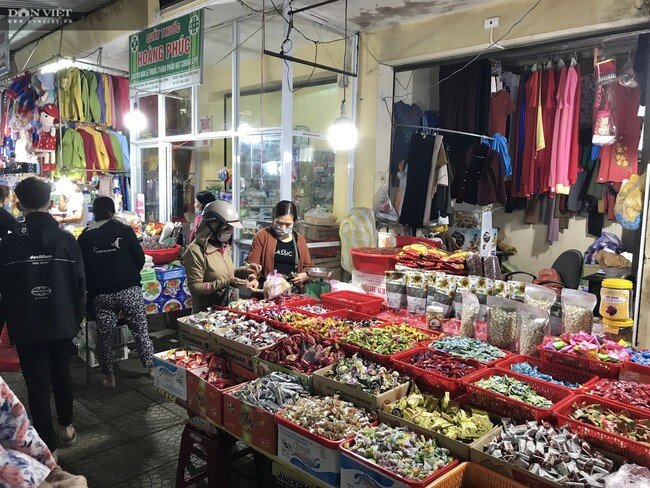 Đà Nẵng: Thị trường bánh kẹo sôi động dịp Tết, nhiều sản phẩm cháy hàng