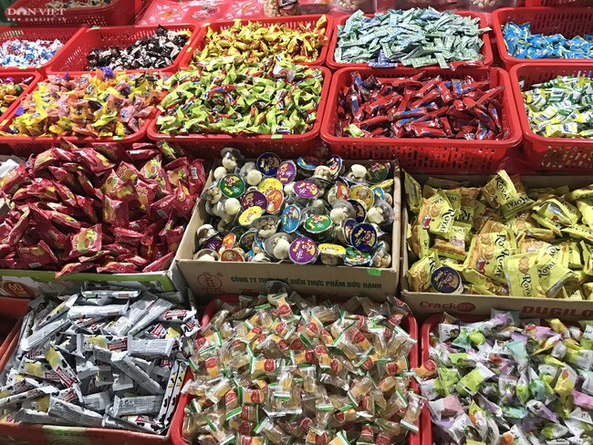Đà Nẵng: Thị trường bánh kẹo sôi động dịp Tết, nhiều sản phẩm cháy hàng