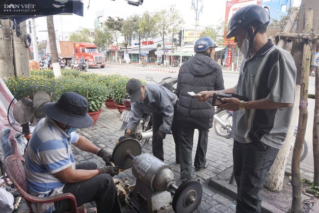 Đà Nẵng: Kiếm tiền triệu dịp Tết nhờ nghề “làm đẹp” cho đồ thờ gia truyền