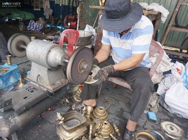 Đà Nẵng: Kiếm tiền triệu dịp Tết nhờ nghề “làm đẹp” cho đồ thờ gia truyền