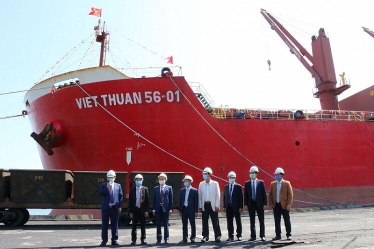 Quảng Ninh: Bốc rót hơn 25.000 tấn than ngày đầu năm Tân Sửu