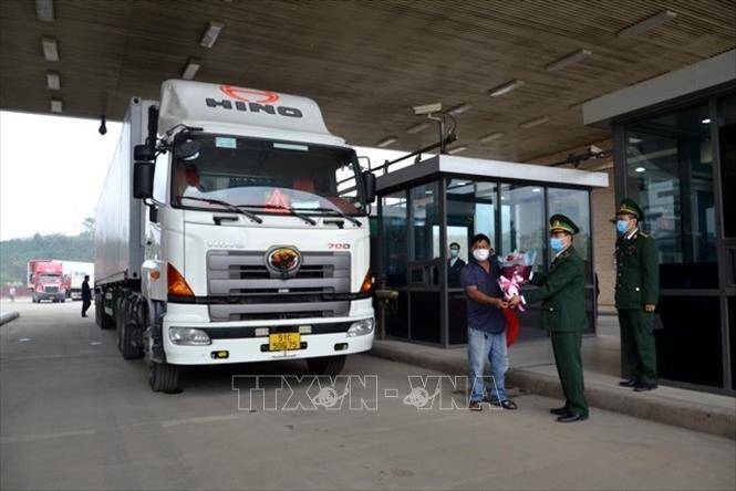 Mồng 1 Tết, xuất khẩu 190 tấn thanh long qua cửa khẩu Kim Thành