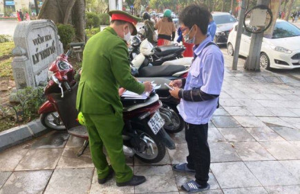 Hai bãi xe trên phố Đinh Tiên Hoàng bị xử phạt 15 triệu