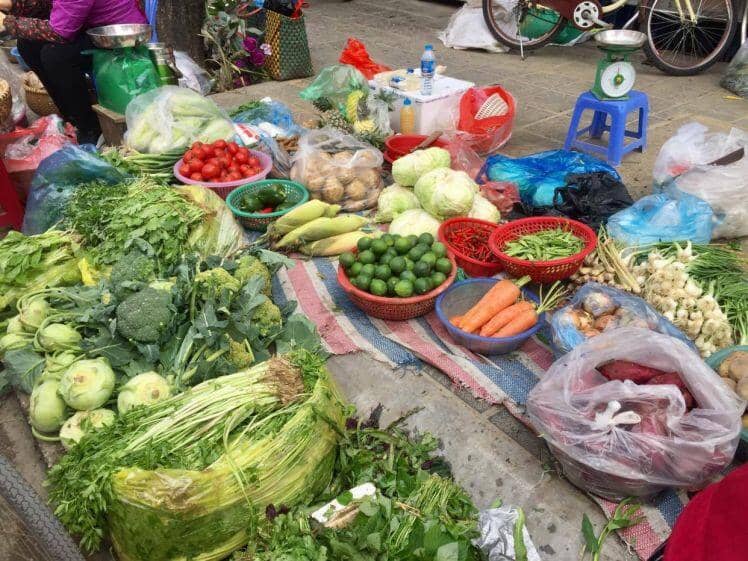 Mở hàng mùng 2 Tết, giá cả cơ bản ổn định