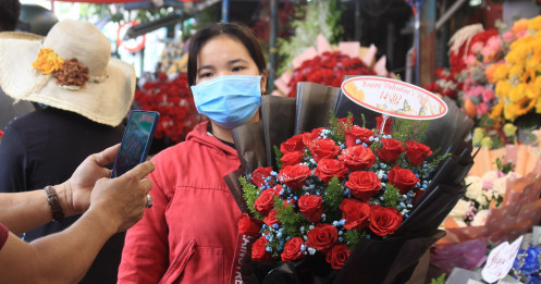 TP.HCM: Ngày Lễ tình nhân rơi cảnh "chợ chiều", 2 ngày bán được 2 bó hoa và vài con gấu bông
