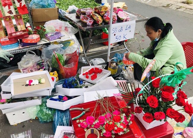 TP.HCM: Ngày Lễ tình nhân rơi cảnh "chợ chiều", 2 ngày bán được 2 bó hoa và vài con gấu bông