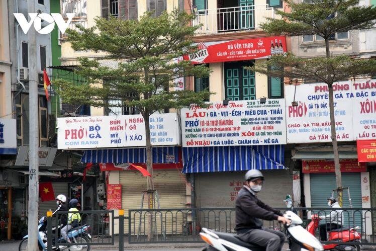 Một số quán ăn, quán cafe tại Hà Nội vẫn mở cửa bất chấp lệnh cấm