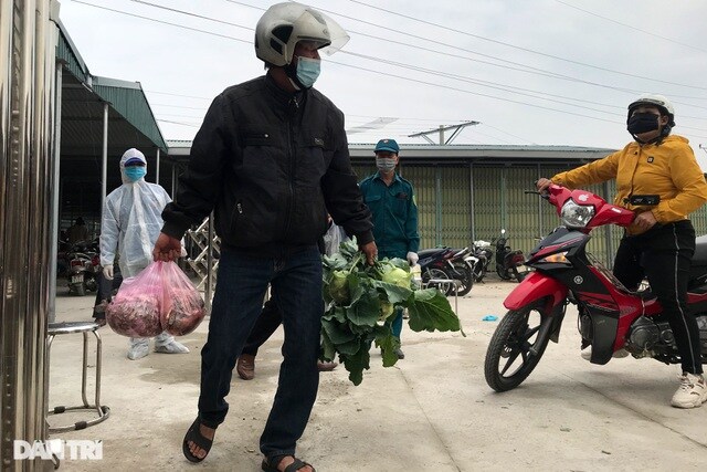 Người dân tâm dịch TP Chí Linh, Hải Dương đi chợ bằng thẻ theo ngày chẵn lẻ