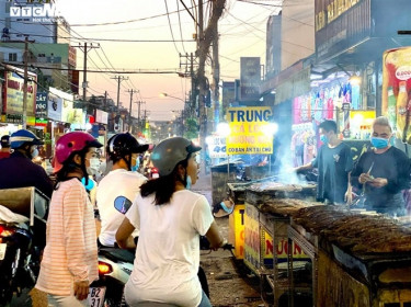 Nướng 2.500 con cá lóc, quán ăn ở Sài Gòn vẫn lo không đủ bán ngày vía Thần Tài