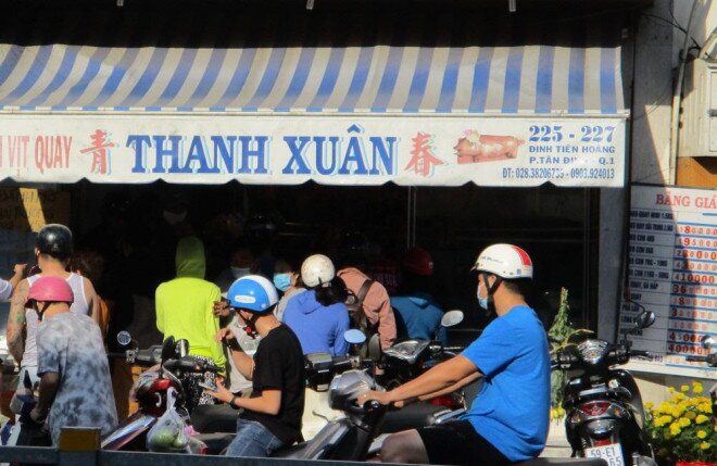 Heo quay 450.000 đồng/kg, khách tranh nhau mua cúng Thần Tài