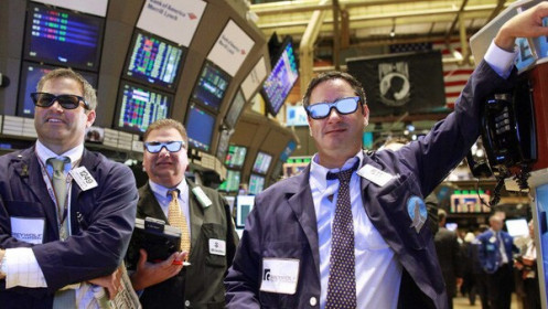 Mối lo lạm phát dịu đi, Dow Jones lập đỉnh cao lịch sử mới