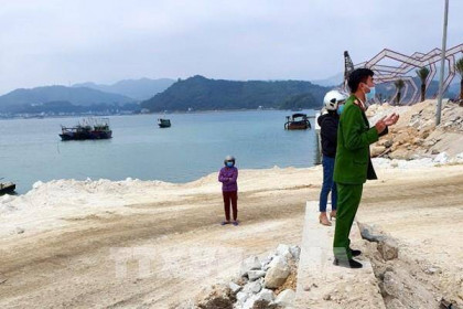 Công ty Phương Đông thừa nhận sai phạm sau hành vi đổ đất đá xuống vịnh Bái Tử Long