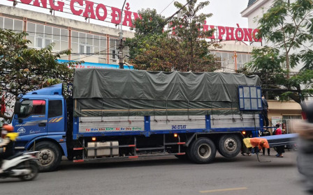 Hải Phòng: Người dân quây kín xe tải biển Hải Dương mua nông sản
