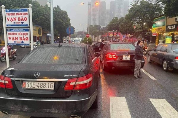 Tạm giữ 2 xe Mercedes cùng biển số 'vô tình gặp nhau' ở Hà Nội