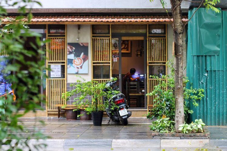 Hàng quán ở Hà Nội mở cửa trở lại, quán cà phê đông như "trẩy hội”