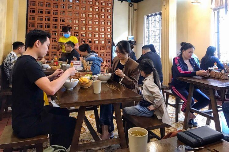 Hàng quán ở Hà Nội mở cửa trở lại, quán cà phê đông như "trẩy hội”