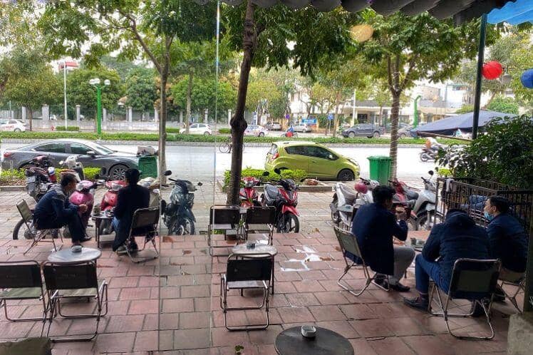 Hàng quán ở Hà Nội mở cửa trở lại, quán cà phê đông như "trẩy hội”