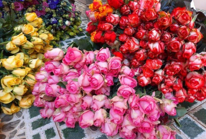 Thị trường 7/3: Hoa hồng tăng giá gấp 5, trà đá ‘chui’ hét 30 nghìn đồng/cốc