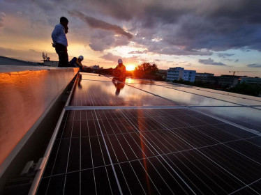 Giảm mạnh giá mua điện mặt trời áp mái: 'Siết' dự án điện trá hình