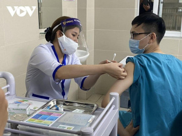 10 nhân viên y tế BV Thanh Nhàn gặp phản ứng sau khi tiêm vaccine COVID-19