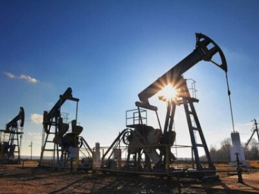 Giá dầu tăng do triển vọng kinh tế sáng hơn, dự trữ nhiên liệu giảm