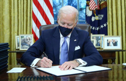 Có gì sau 'chữ ký đắt giá nhất lịch sử' của Tổng thống Biden?