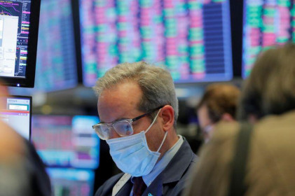 Dow, S&P500 đóng cửa cao kỷ lục sau khi gói kích thích được thông qua