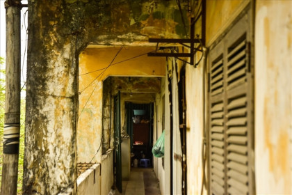 Hà Nội: Nhiều hộ dân vẫn "bám víu" trong những chung cư chờ sập