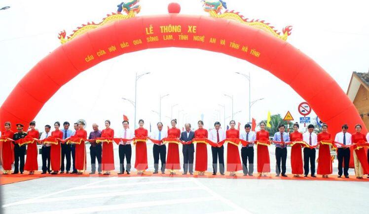 Thủ tướng Nguyễn Xuân Phúc dự lễ thông xe cầu Cửa Hội