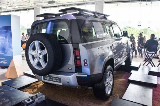 Đánh giá SUV Land Rover Defender: “Lột xác” từ ngoài vào trong