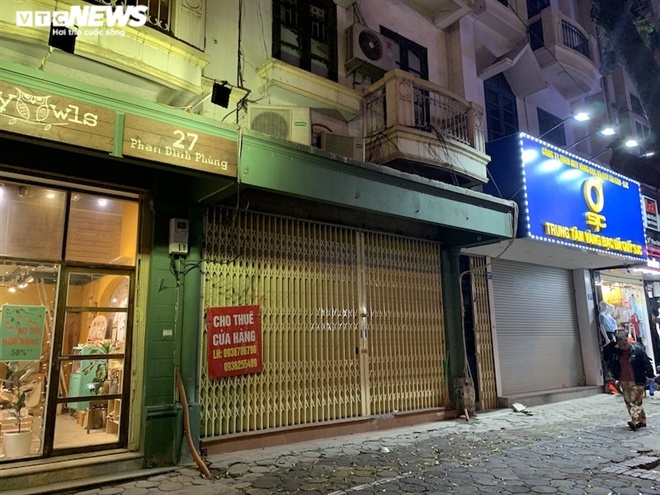 Hàng loạt cửa hàng khắp Hà Nội vẫn đóng cửa im ỉm, 'đắp chiếu' chờ khách thuê