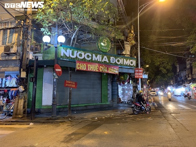 Hàng loạt cửa hàng khắp Hà Nội vẫn đóng cửa im ỉm, 'đắp chiếu' chờ khách thuê