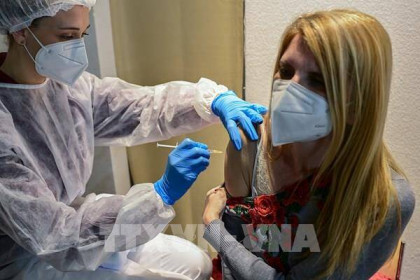 Thêm nhiều nước quay lại dùng vaccine AstraZeneca phòng COVID-19