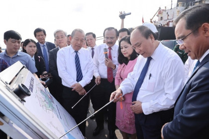 Thủ tướng Nguyễn Xuân Phúc làm việc tại Cảng Quốc tế Long An