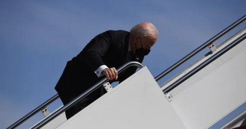 Nhà Trắng nói ông Biden vấp ngã khi lên chuyên cơ do "cầu thang khó đi"