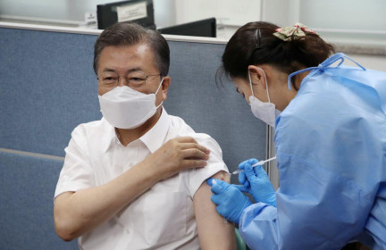 Tổng thống Hàn Quốc vướng tin đồn tráo mũi tiêm vắc xin AstraZeneca