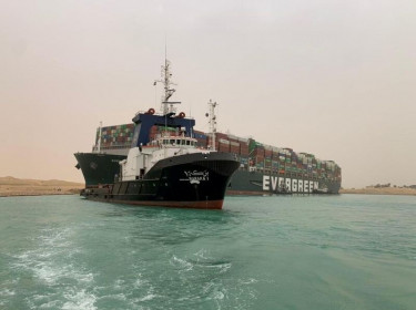 Giá dầu phục hồi do lo ngại Kênh đào Suez có thể tắc nghẽn nhiều tuần