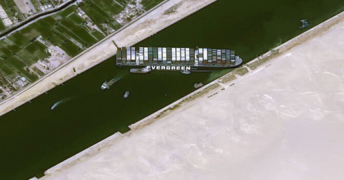Vụ việc tàu chở hàng lớn nhất thế giới kẹt tại kênh đào Suez đang gây thiệt hại kinh tế ra sao?