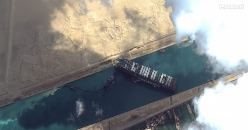 Tàu chở hàng Ever Given mắc kẹt tại kênh đào Suez và 9,6 tỷ USD hàng hóa bị 'giam giữ' mỗi ngày