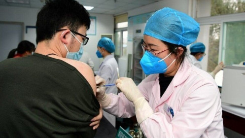 Trung Quốc: Bùng nổ tranh cãi về việc ưu ái người tiêm vaccine Covid-19 "Made in China"