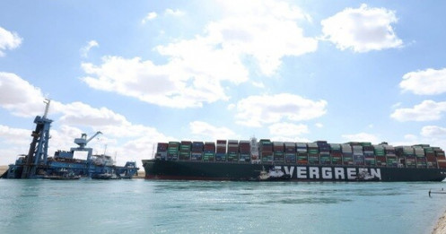 Tàu chắn ngang kênh Suez, doanh nghiệp Việt 'nín thở'
