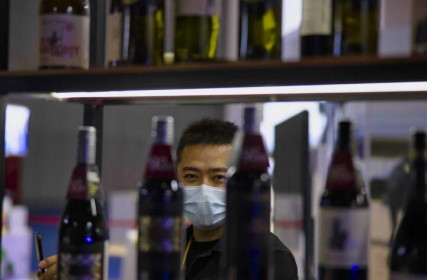 Đẩy cao căng thẳng thương mại, Trung Quốc tạm giữ hơn 11.000 lít rượu vang Úc