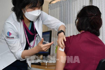 Hàn Quốc tiêm vaccine ngừa COVID-19 cho thương nhân đi nước ngoài