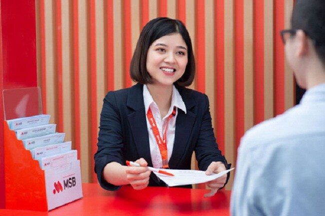 Tiền từ ngân hàng ùn ùn đổ vào BĐS trong cơn sốt đất