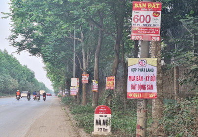 “Ma trận” quảng cáo đất nền trên Đại lộ Thăng Long